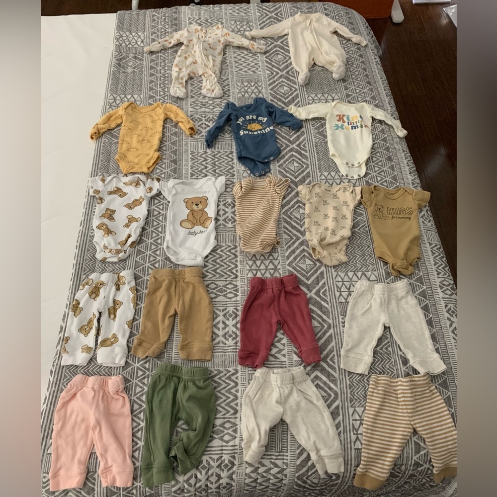 Lot of 18 Neutral Preemie Baby Items - Boys & Girls - Onesies, Footies, & Pants